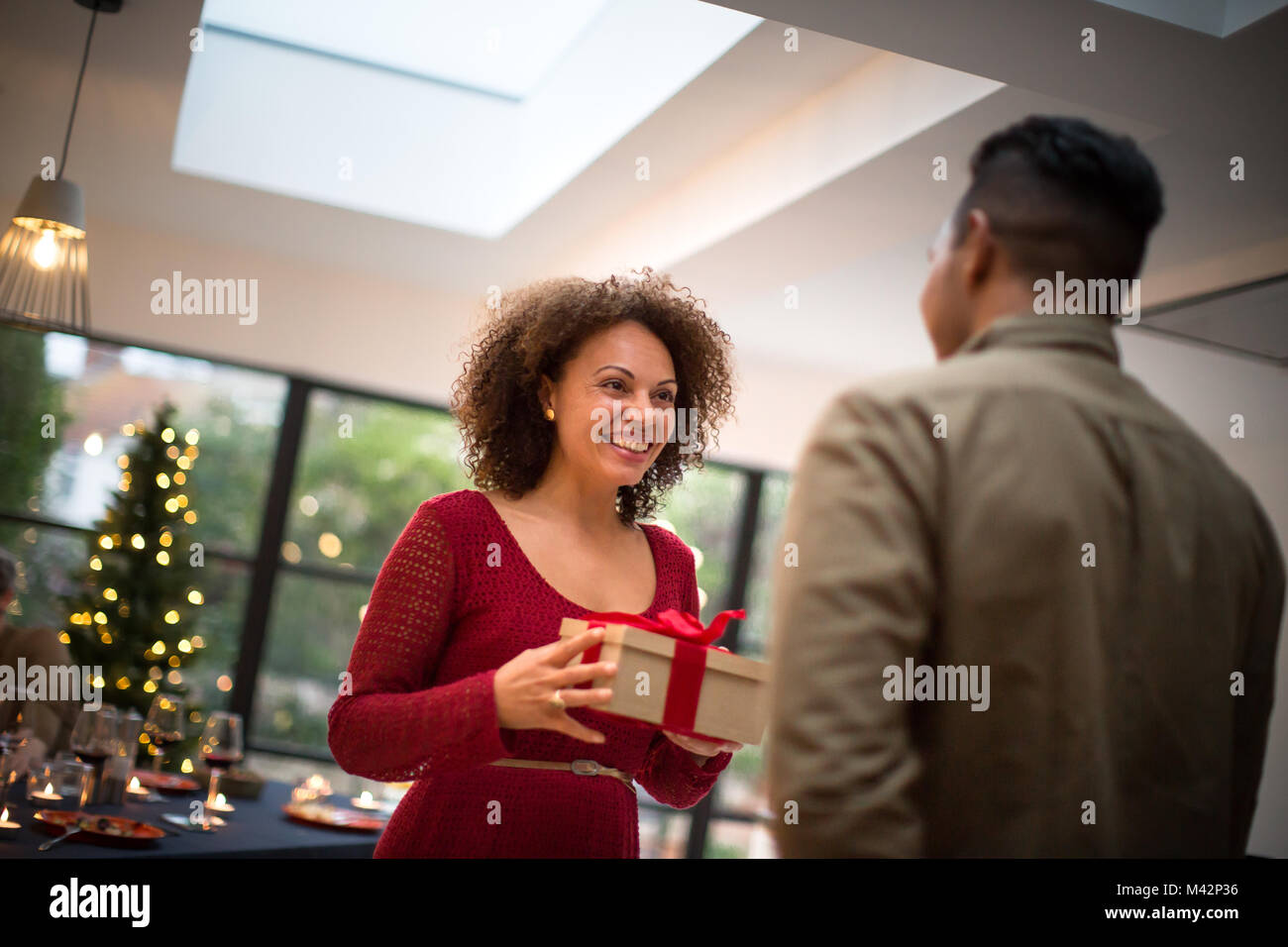 Frau Weihnachten Geschenk gegeben werden Stockfoto