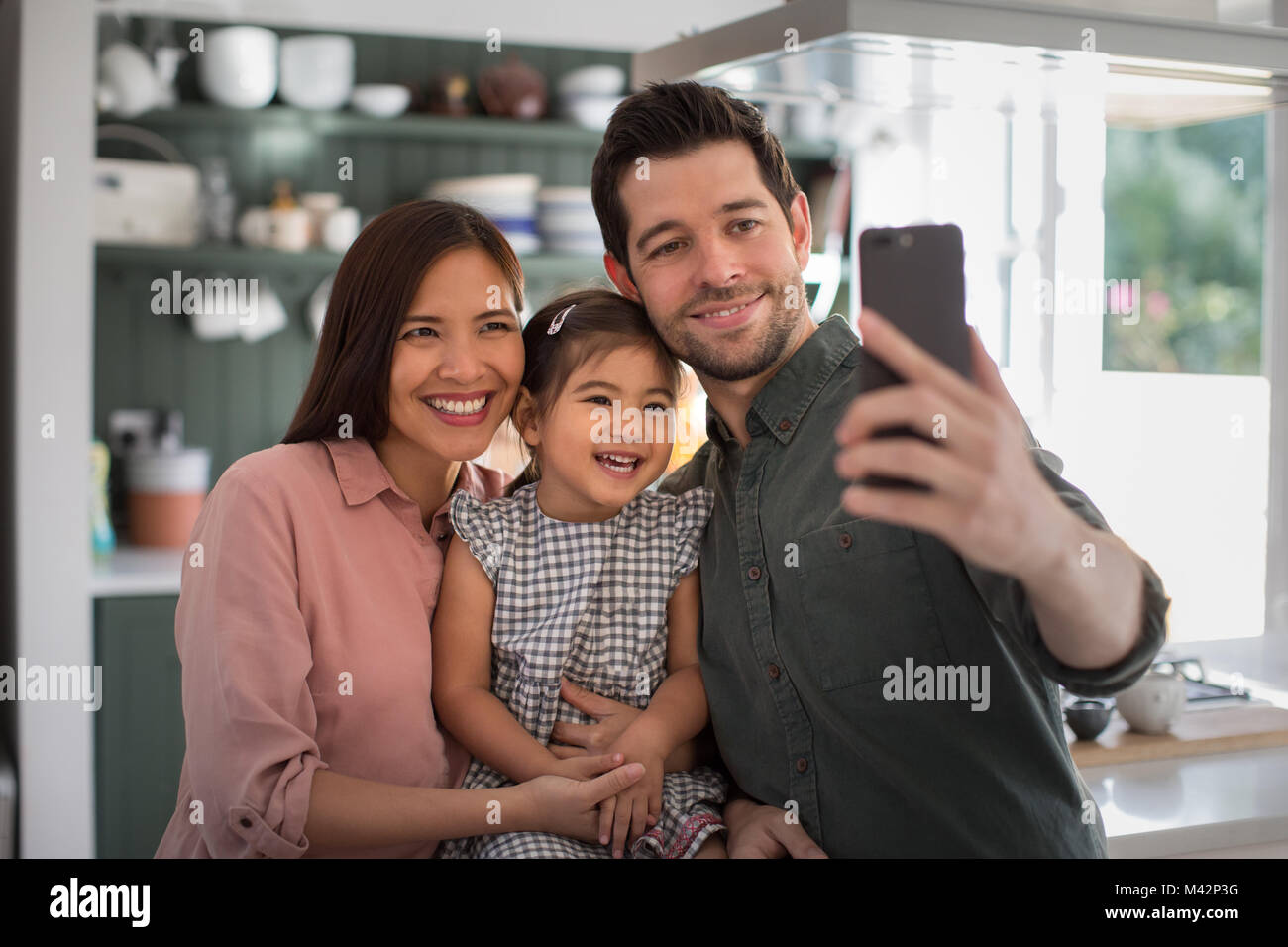 Familie, die ein selfie mit einem Smartphone Stockfoto