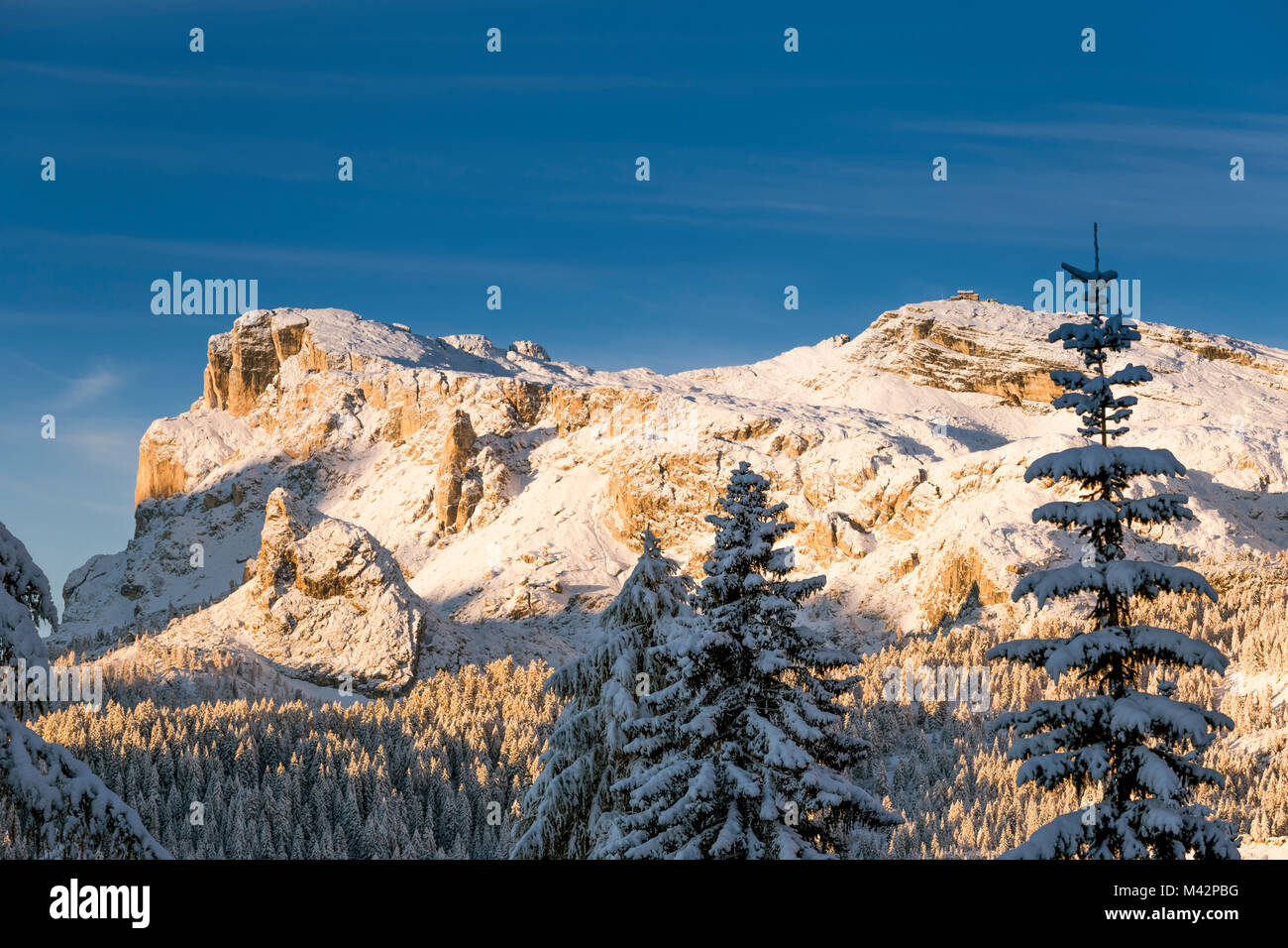 Ansicht des Nuvolau Gruppe mit seinem berühmten Zuflucht, Cortina d'Ampezzo, Belluno, Venetien, Italien, Europa Stockfoto