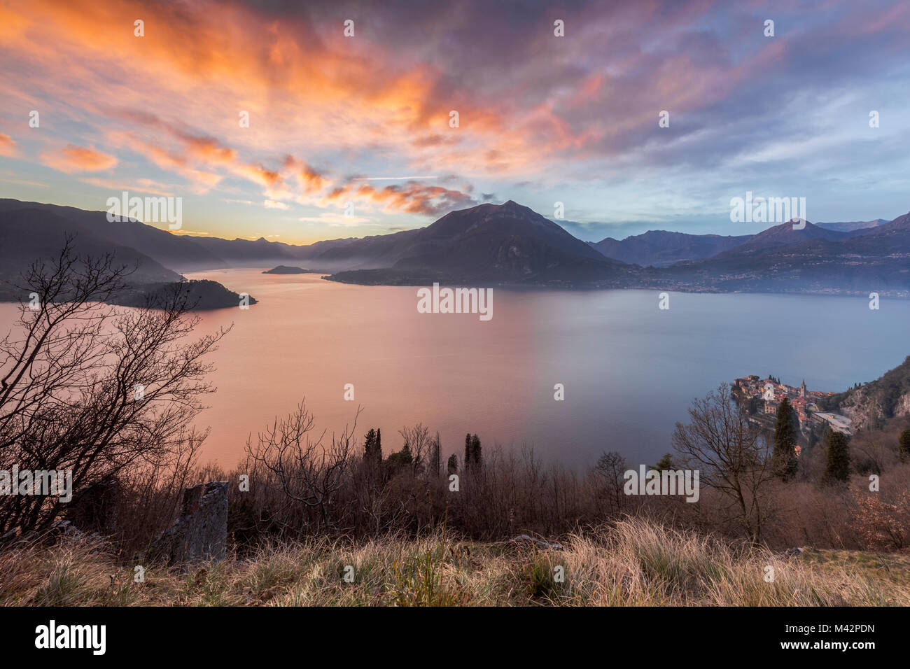 Italien, Lombardei, den Sonnenuntergang von Comer See, rechts unten Varenna Dorf, im Hintergrund Berg Crocione Stockfoto