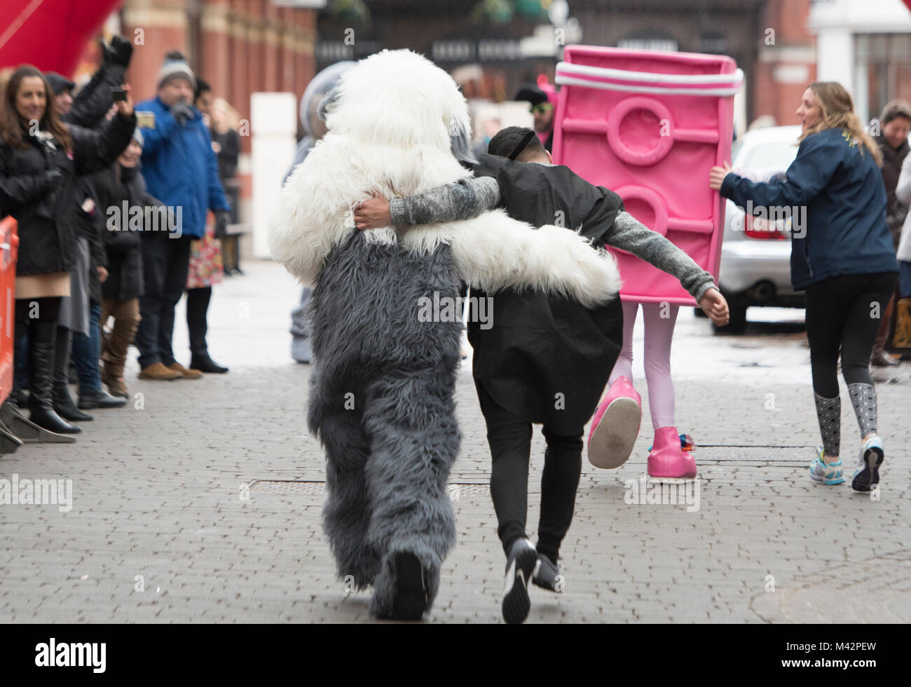 Jährliche Nächstenliebe Pfannkuchen Rennen in Windsor, Berkshire. Ein paar hundert Meter von dem Prinz Harry und Meghan Markle im Mai 2018 wed. 13.02.18 Stockfoto