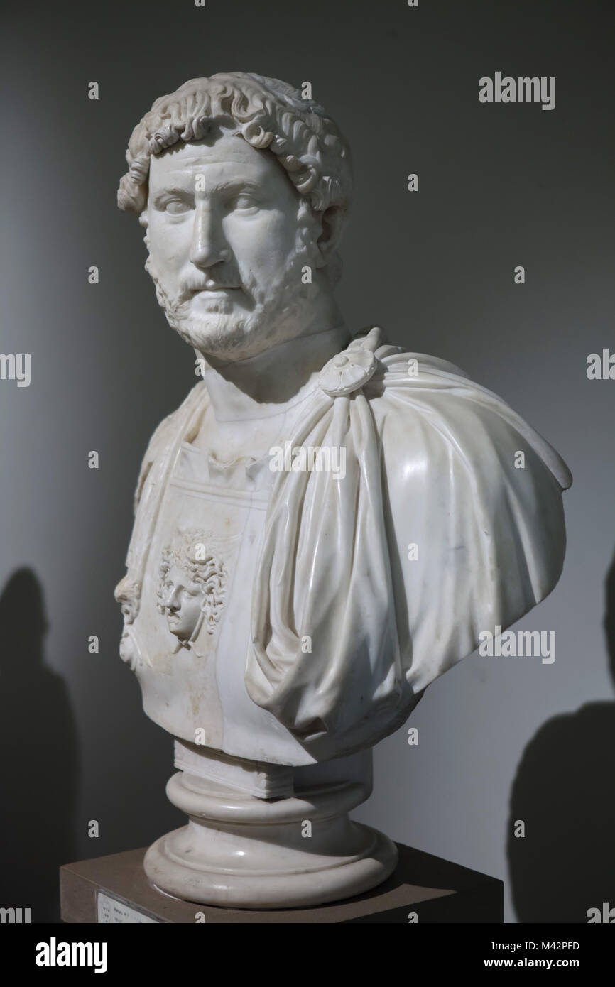 Kaiser Hadrian. Römische Marmorbüste aus dem 2. Jahrhundert N.CHR. aus der Sammlung Farnese auf Anzeige im Nationalen Archäologischen Museum in Neapel, Kampanien, Italien. Stockfoto
