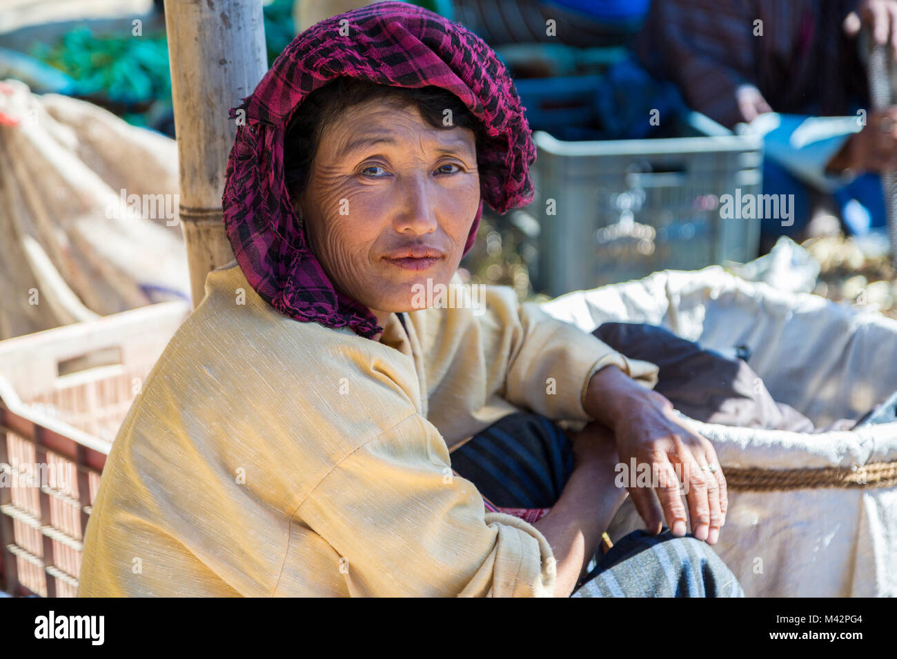 Punakha, Bhutan. Frau mittleren Alters in der Obst- und Gemüsemarkt. Stockfoto