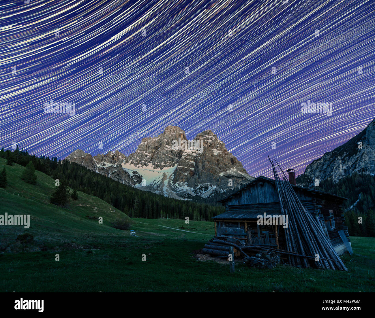 Selva di Cadore, Veneto, Cadore, Belluno, Dolomites, Italy. Equatorial Startrail over Pelmo Stockfoto