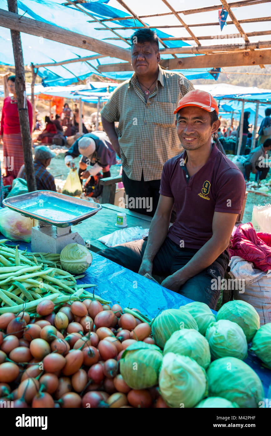 Punakha, Bhutan. Anbieter verkaufen tamarillos (Baum Tomate), grüne Bohnen und Kohl in der Obst- und Gemüsemarkt. Stockfoto