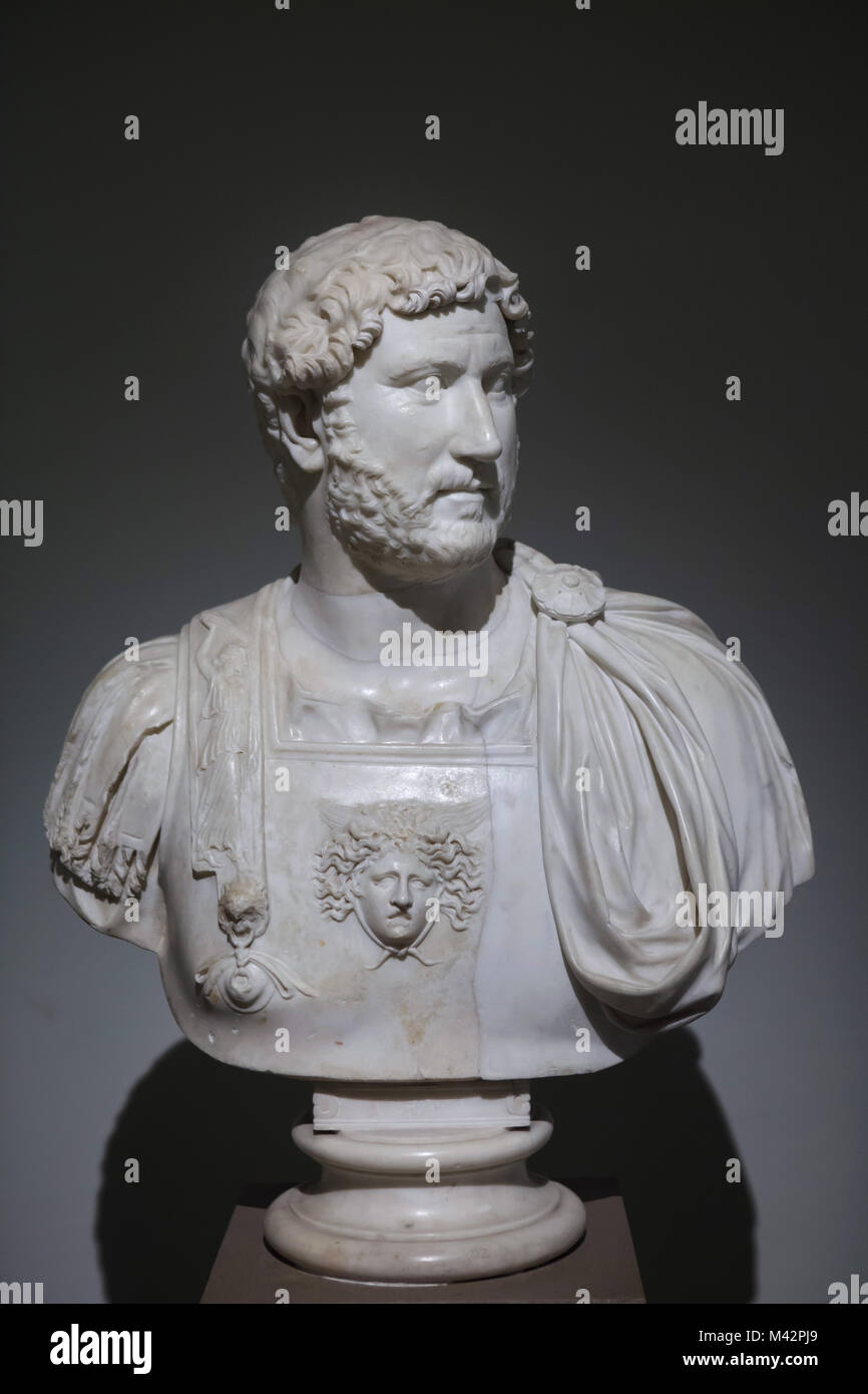 Kaiser Hadrian. Römische Marmorbüste aus dem 2. Jahrhundert N.CHR. aus der Sammlung Farnese auf Anzeige im Nationalen Archäologischen Museum in Neapel, Kampanien, Italien. Stockfoto