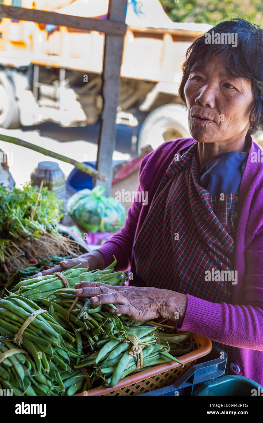Punakha, Bhutan. Frau verkaufen, grüne Bohnen, Lobeysa Markt. Stockfoto