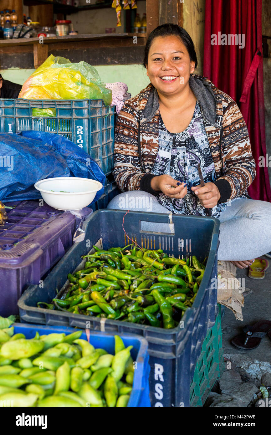 Punakha, Bhutan. Junge Frau verkaufen Chili Pfeffer in der Lobeysa Markt. Stockfoto