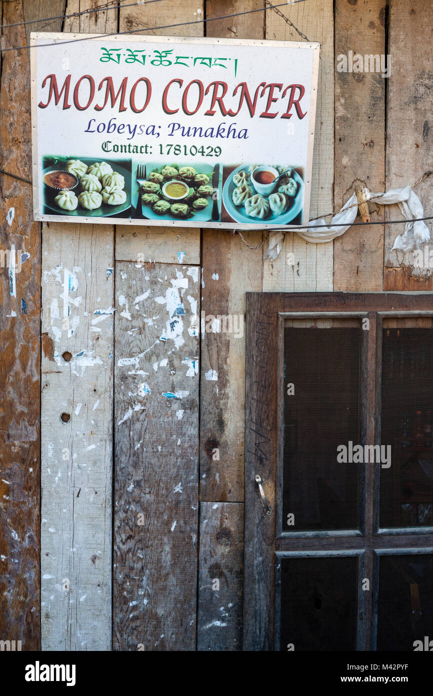 Punakha, Bhutan. Restaurant Eingang, Lobeysa Markt. Momos sind ein Fleisch- oder Käse gefüllte Knödel. Stockfoto