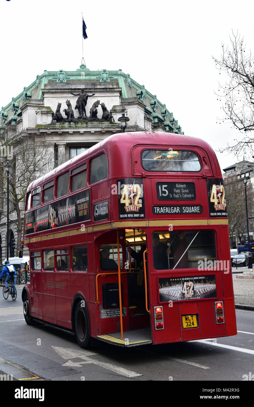 Ein original Rot traditionelle London Transport routemaster Bus im Zentrum der Stadt London. London Transport original berühmten iconic Fahrzeuge. Stockfoto