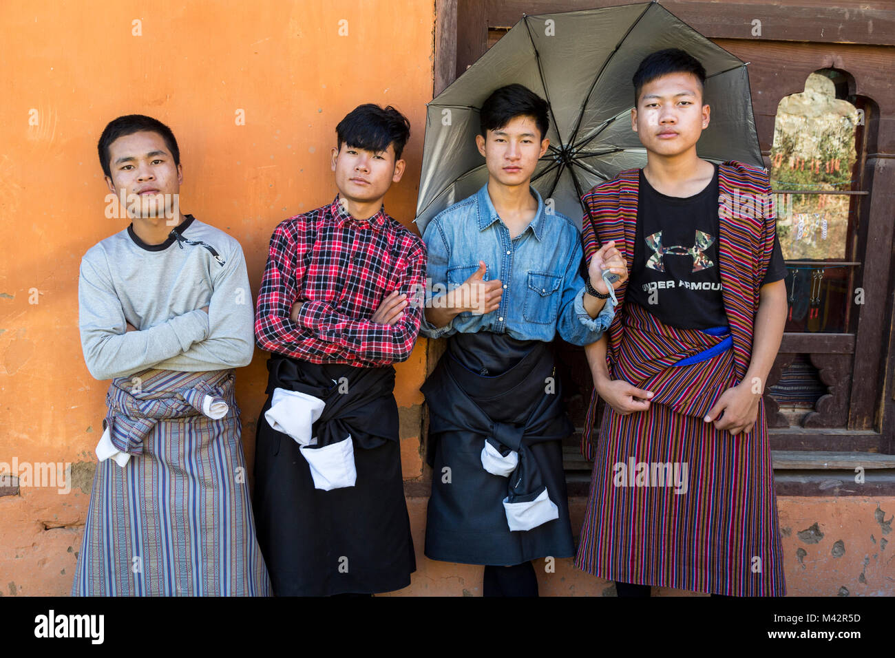 Punakha, Bhutan. Die jungen Männer von chimi Dorf. Stockfoto