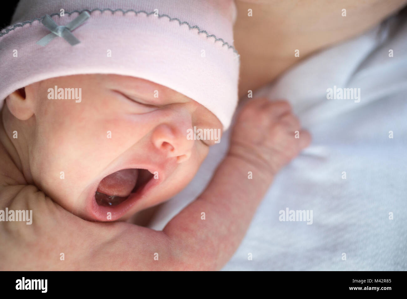 Ein neugeborenes Baby müde gähnt, wie es dauert ein Nickerchen Stockfoto