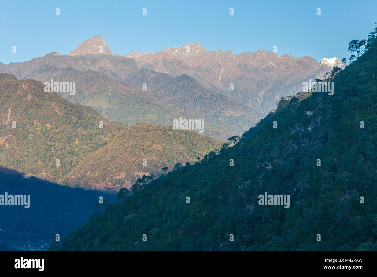 Punakha, Bhutan. Himalayan Foothills oberhalb der Mo River Valley. Stockfoto