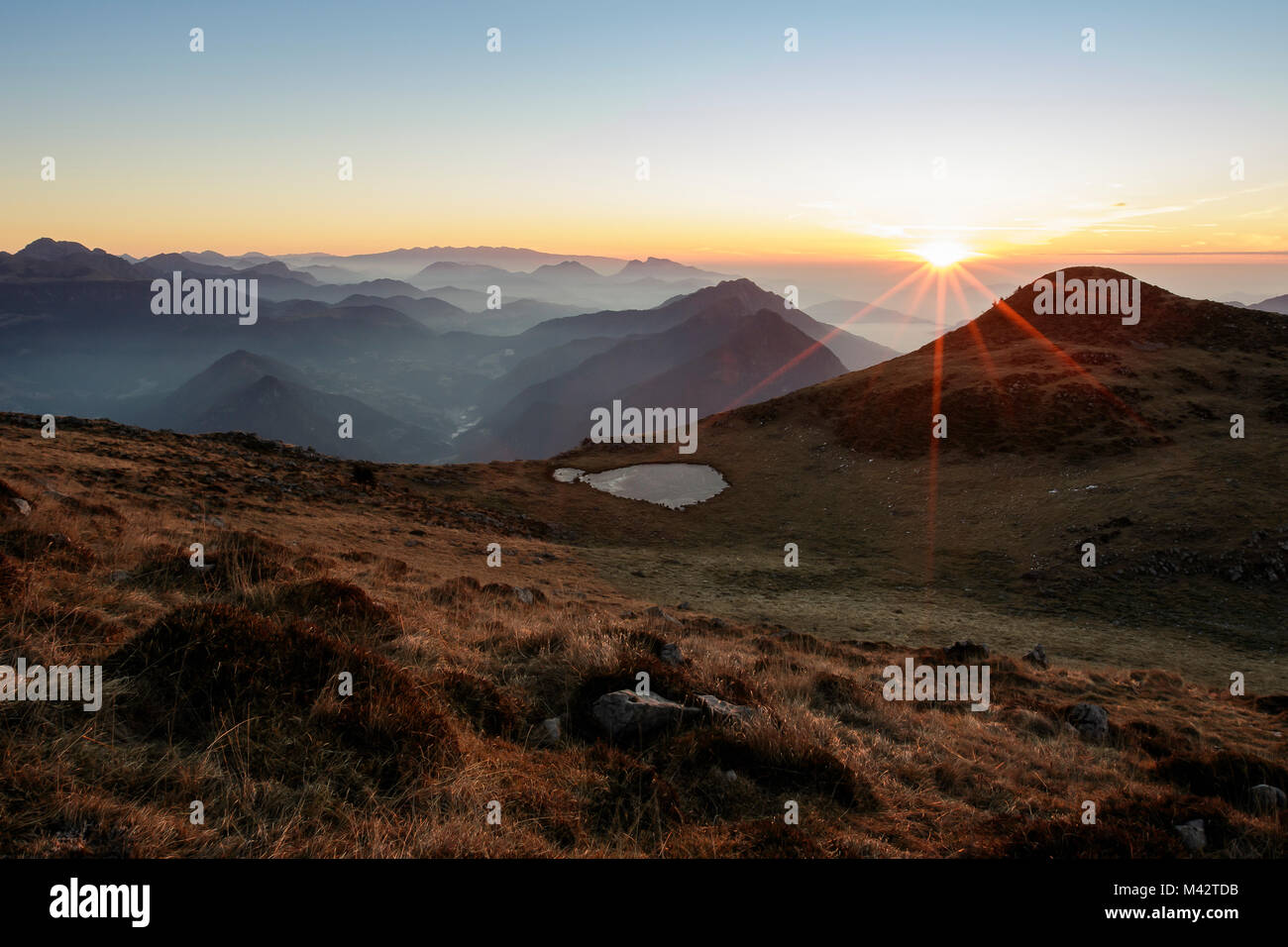 Brescia, Lombardei, Italien. Sonnenaufgang von Guglielmo Peak. Stockfoto