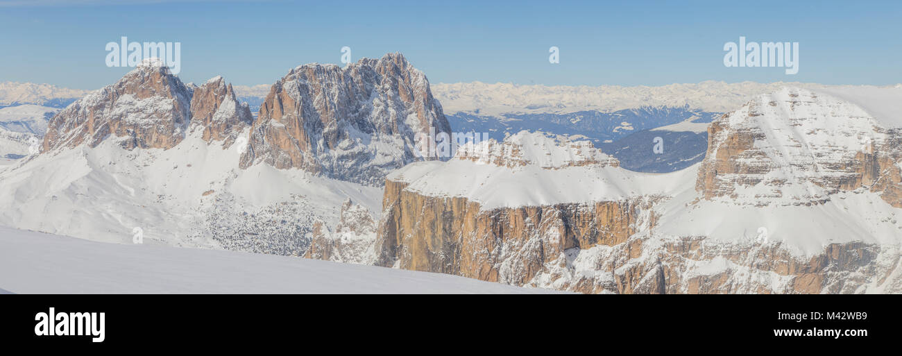 Europa, Italien, Trentino Südtirol. Panoramablick vom Sass Pordoi im Winter auf Langkofel und Sella, Dolomiten Stockfoto