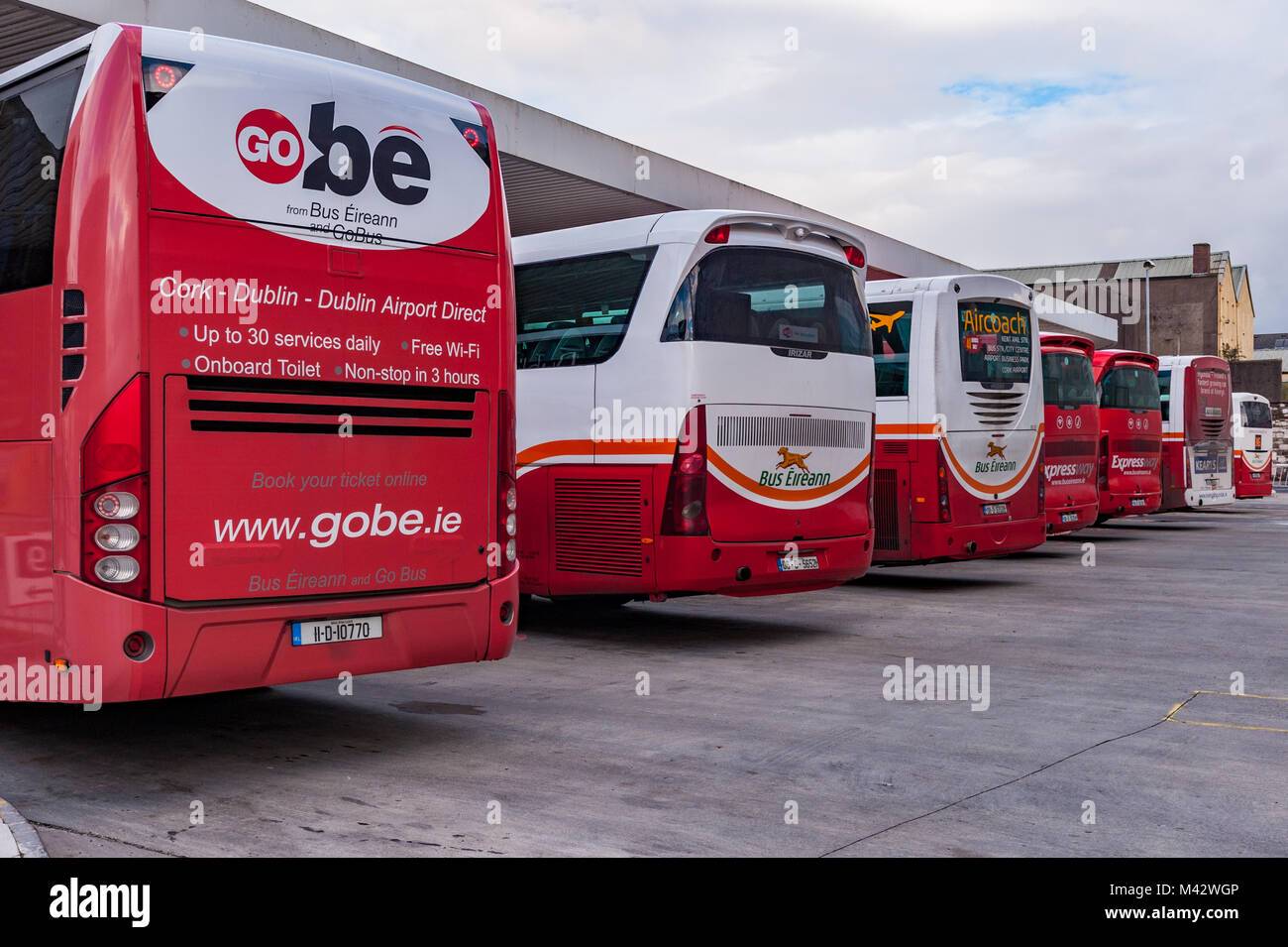 Bus Eireann Busse und Reisebusse in Cork Bus Station geparkt, Parnell Hotel, Cork, Irland, mit kopieren. Stockfoto