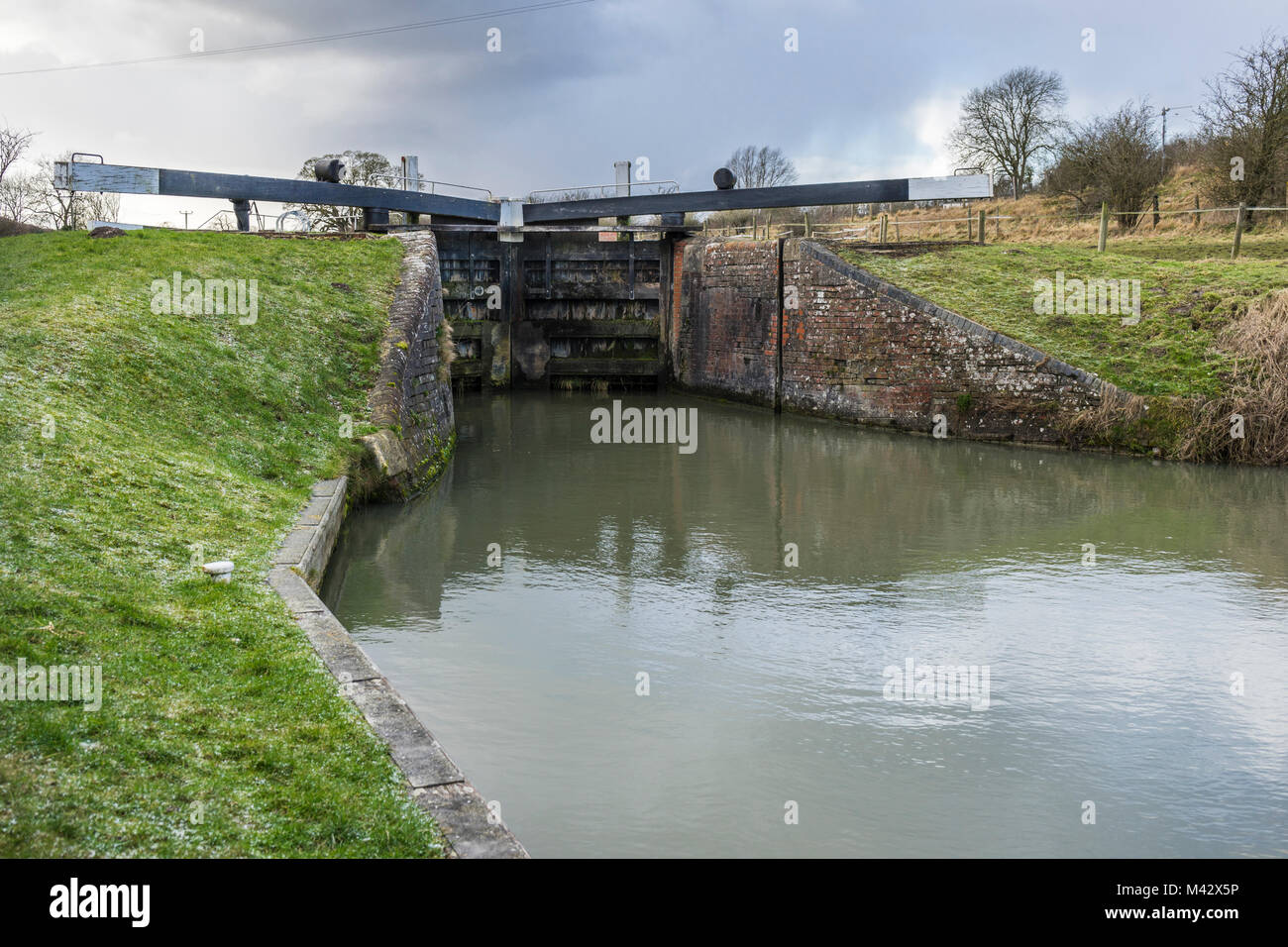 Kanalschloss mit Ausgleichsbalken am Kennet und Avon Kanal im Winter in Wiltshire, England, Großbritannien Stockfoto
