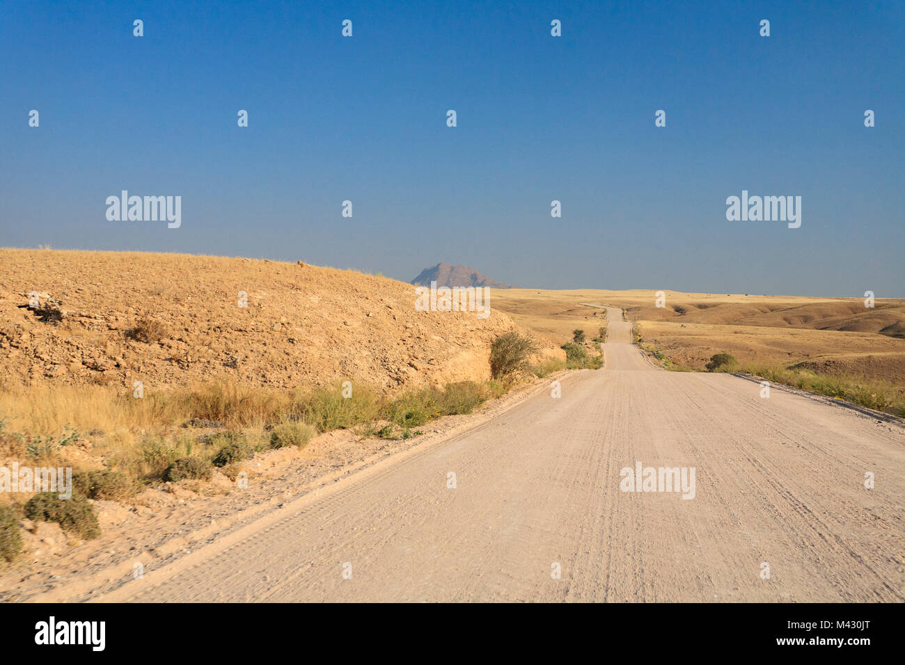 Straße in der wasserarmen Land führt zum Sesriem Gegend in der Nähe des Naukluft Berge Wüste Namib Namibia Südafrika Stockfoto