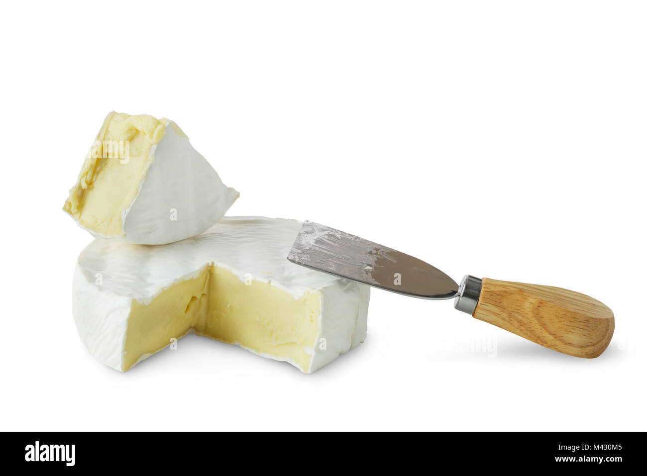 Frische brie Käse mit Käse Messer auf einem weissem Hintergrund Stockfoto