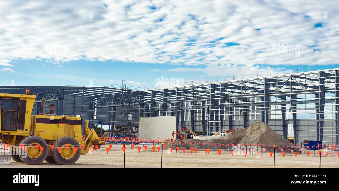 Industrielle Baustelle gegen den blauen Himmel Stockfoto