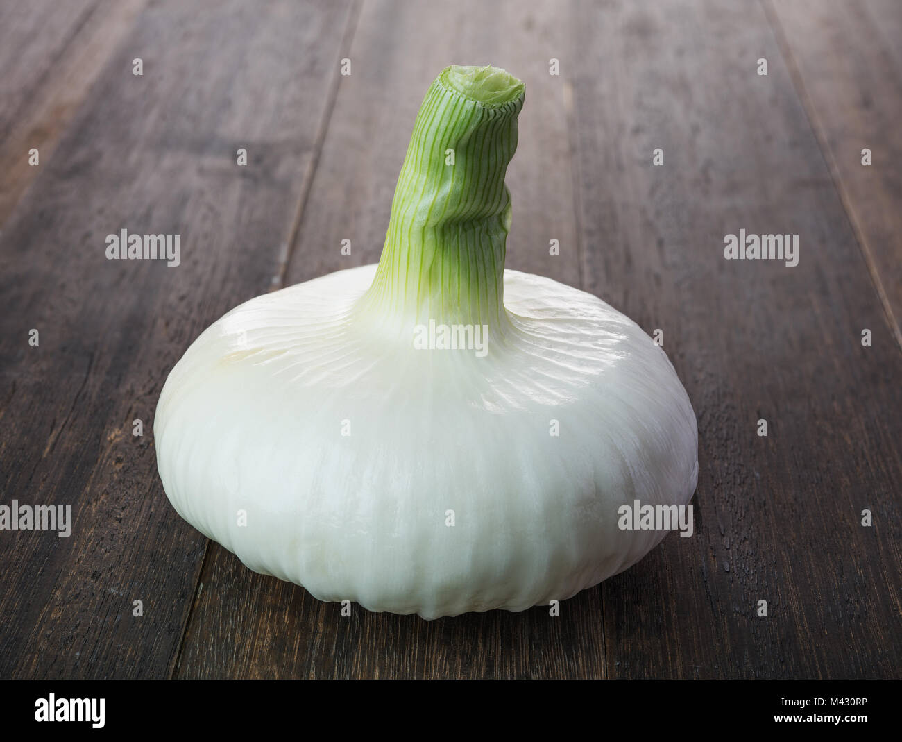 Frische weiße Zwiebel Gemüse auf vintag Holz- Hintergrund Stockfoto