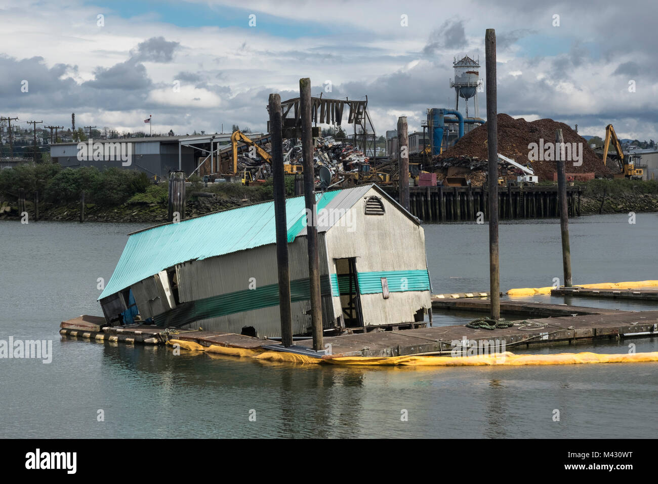 Ein verfallenes für ein Boot auf der Duwamish Fluss, Seattle, Washington, vergossen Stockfoto