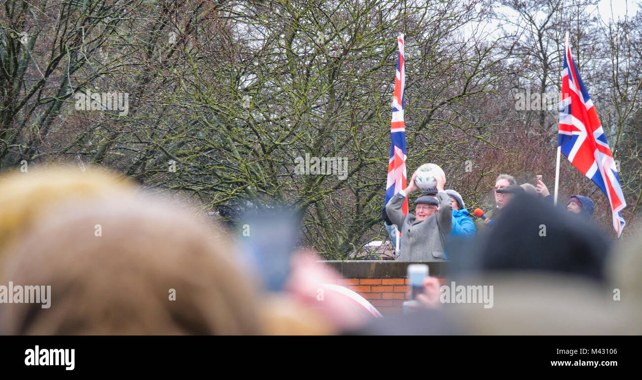 Ashbourne, Großbritannien. 13. Februar 2018. Ye Olde & antiken mittelalterlichen hugball Spiel ist der Vorläufer zum Fußball. Es ist zwischen zwei Mannschaften, die bis 'Ards & Down' orientieren sich an den von der Henmore Bach Fluss getrennt gespielt. Die Ziele sind 3 Meilen auseinander an Sturston Mühle & Clifton Mühle. Charles Cotton Gedicht Burleske auf dem großen Frost, dating von 1683, erwähnt dies Spiel in Ashbourne. Er war der Cousin von Aston Cockayne Baronet von Ashbourne, Derbyshire. Quelle: Doug Blane/Alamy leben Nachrichten Stockfoto