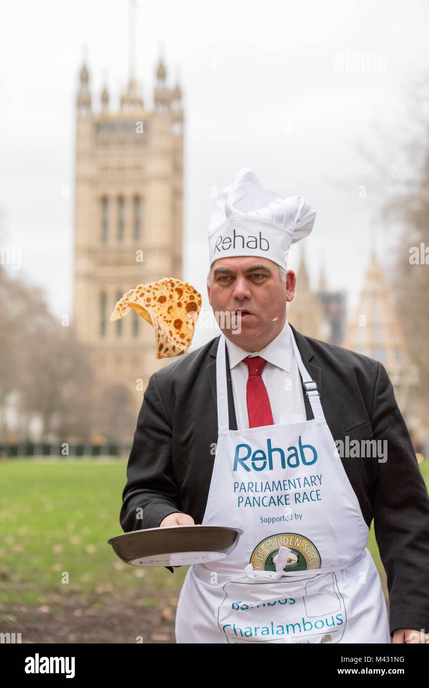 London, Großbritannien. 13 Feb, 2018. MPs, Lords und Medien die 21. jährliche Rehab parlamentarischen Pfannkuchen Rennen in Victoria Tower Gardens in Westminster. © Guy Corbishley/Alamy leben Nachrichten Stockfoto