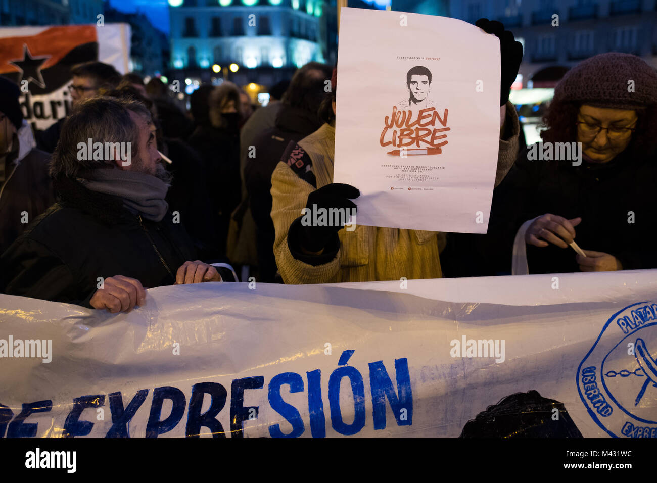 Madrid, Spanien. 13 Feb, 2018. Ein Plakat mit dem Bild des Julen Ibarrola Perez während eines Protestes fordern Freiheit der Rede folgenden Haftstrafen. Derzeit mehr als 20 Künstler Gesicht Freiheitsstrafen oder Geldstrafen. Viele andere Menschen haben für soziale Medien Nachrichten beschuldigt worden. In Madrid, Spanien. Kredit Marcos del Mazo/Alamy leben Nachrichten Stockfoto