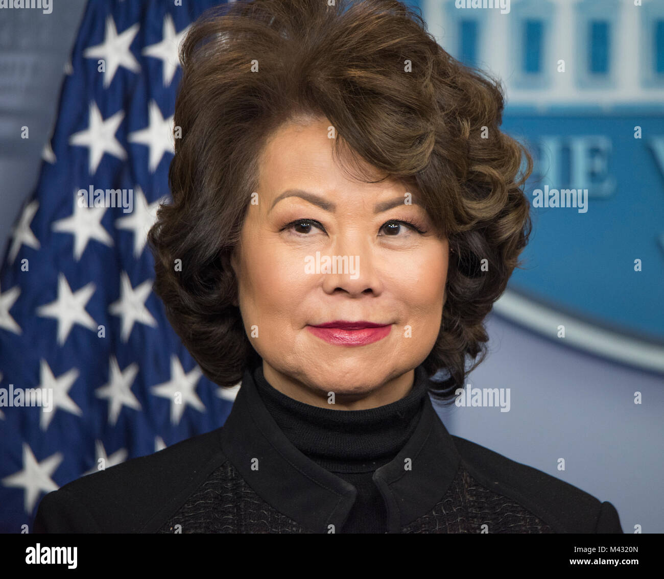 Washington, USA. 13 Feb, 2018. Verkehrsminister Elaine Chao spricht über die Veränderungen der Trumpf-Administration will, während einer Pressekonferenz im Weißen Haus zu erreichen. Sie zeigte auch die $ 100 Tausend Dollar sicherstellen, dass Präsident J Donald Trump in der Abteilung für Transport von seinem Präsidenten Lohn gab. Credit: Patsy Lynch/Alamy leben Nachrichten Stockfoto