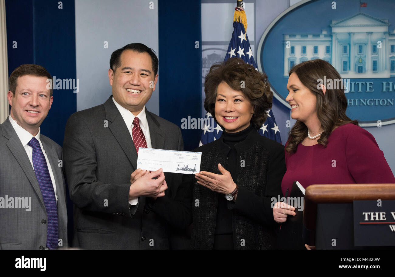 Washington, USA. 13 Feb, 2018. Verkehrsminister Elaine Chao spricht über die Veränderungen der Trumpf-Administration will, während einer Pressekonferenz im Weißen Haus zu erreichen. Sie zeigte auch die $ 100 Tausend Dollar sicherstellen, dass Präsident J Donald Trump in der Abteilung für Transport von seinem Präsidenten Lohn gab. Credit: Patsy Lynch/Alamy leben Nachrichten Stockfoto
