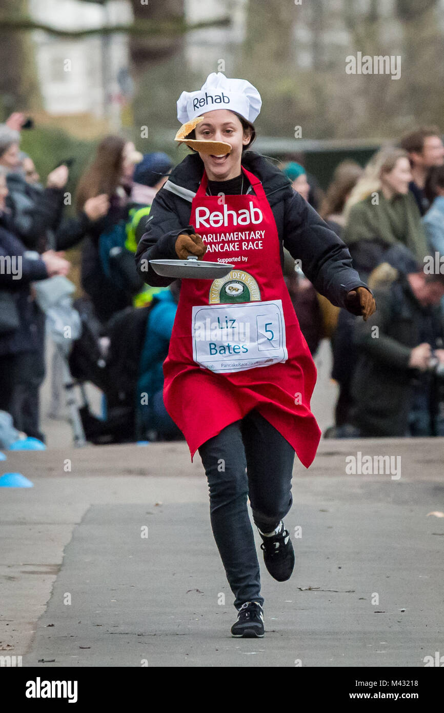 London, Großbritannien. 13 Feb, 2018. MPs, Lords und Medien die 21. jährliche Rehab parlamentarischen Pfannkuchen Rennen in Victoria Tower Gardens in Westminster. © Guy Corbishley/Alamy leben Nachrichten Stockfoto