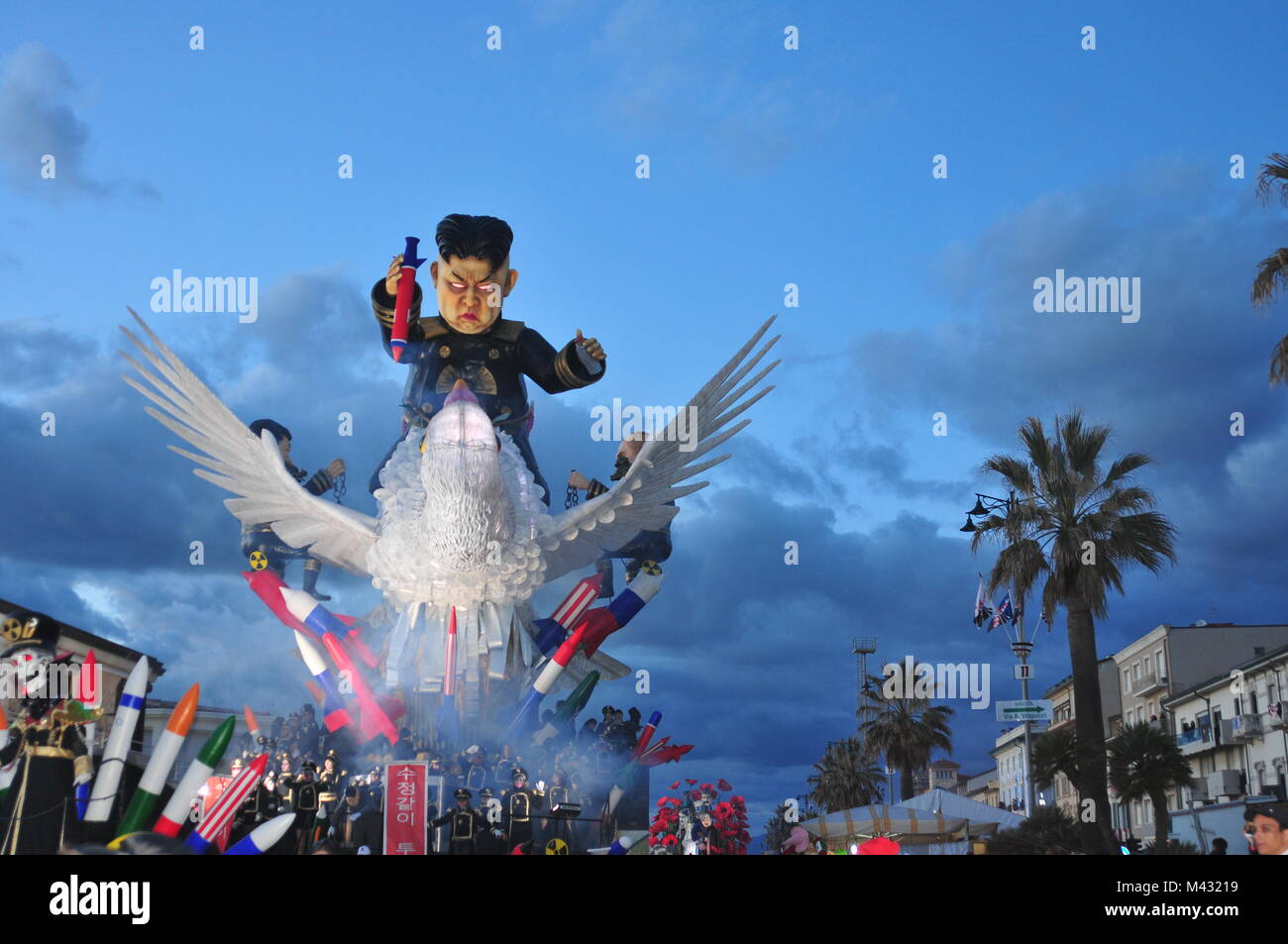 Viareggio, Toskana, Italien. 13. Februar, 2018. Der Karneval von Viareggio wird gefeiert mit der Maskerade Parade. Wagen mit politische Satire sind traditionell. Der Karneval von Viareggio wird als einer der wichtigsten Karnevale in Italien und in Europa. Credit: Camila Turriani/Alamy leben Nachrichten Stockfoto