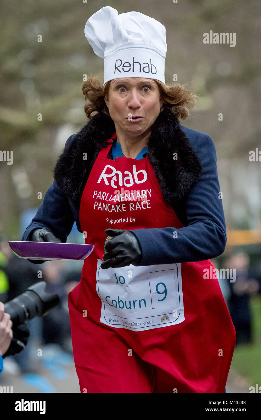 London, Großbritannien. 13 Feb, 2018. MPs, Lords und Medien die 21. jährliche Rehab parlamentarischen Pfannkuchen Rennen in Victoria Tower Gardens in Westminster. © Guy Corbishley/Alamy leben Nachrichten Stockfoto