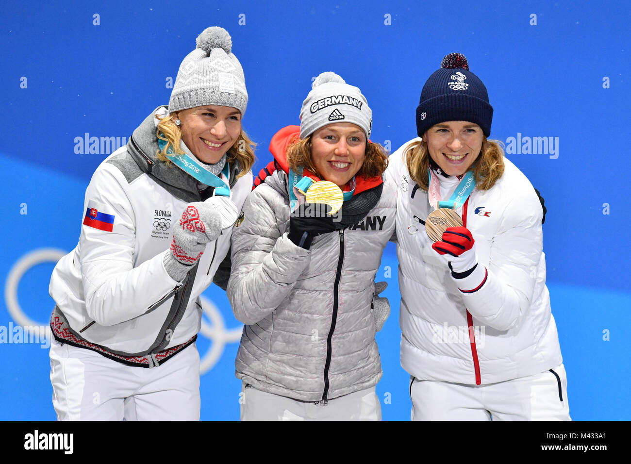 Pyeongchang, Südkorea. 14. Februar, 2018. Pyeongchang, Südkorea. Credit: MATSUO. 13 Feb, 2018. (L - R) Anastasiya Kuzmina (SVK), Laura Dahlmeier (GER), Anais Bescond (FRA) Biathlon: Frauen 10 km Verfolgung Siegerehrung auf der Medals Plaza PyeongChang PyeongChang während der Olympischen Winterspiele 2018 in Pyeongchang, Südkorea. Credit: MATSUO. K/LBA SPORT/Alamy leben Nachrichten Stockfoto