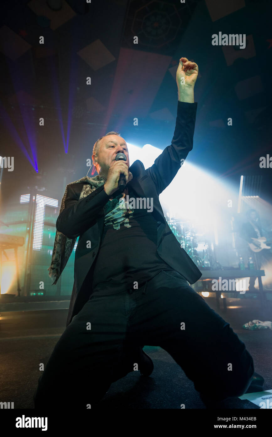 Simple Minds auf der Bühne in Glasgow Barrlowlands. Leistung am 13. Februar 2018. Premiere des neuen Studio Album, Spaziergang zwischen den Welten. Barrowland Ballroom, Glasgow: Foto Martin Knochen (Schottland) Credit: Martin Knochen-/Alamy leben Nachrichten Stockfoto