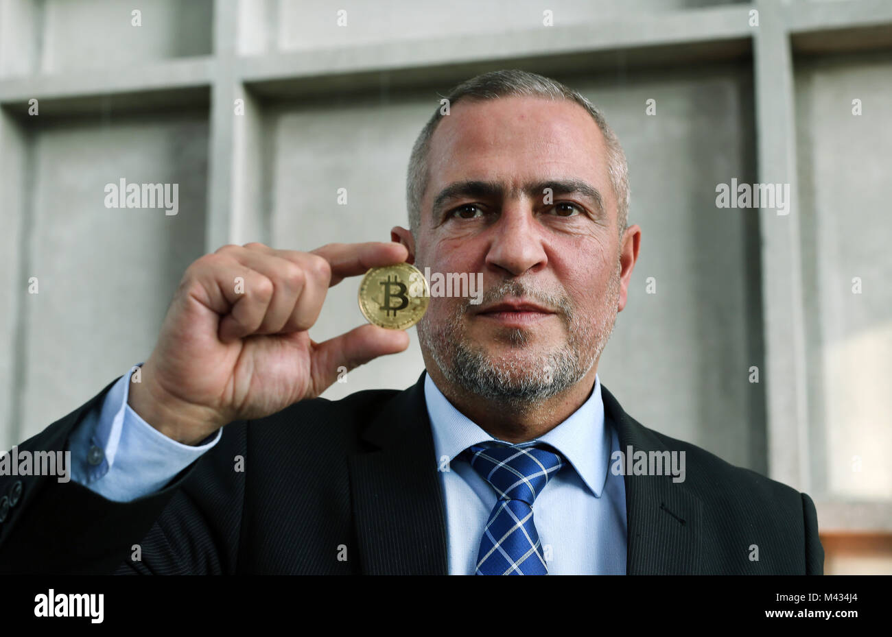Hamm, Deutschland. 13 Feb, 2018. José Asensio Pagan, Oberstaatsanwalt in  Hamm, steht im Foyer mit einem bitcoin Münze in das Oberlandesgericht Hamm,  Deutschland, 13. Februar 2018. Pagan hat für ein Jahr die