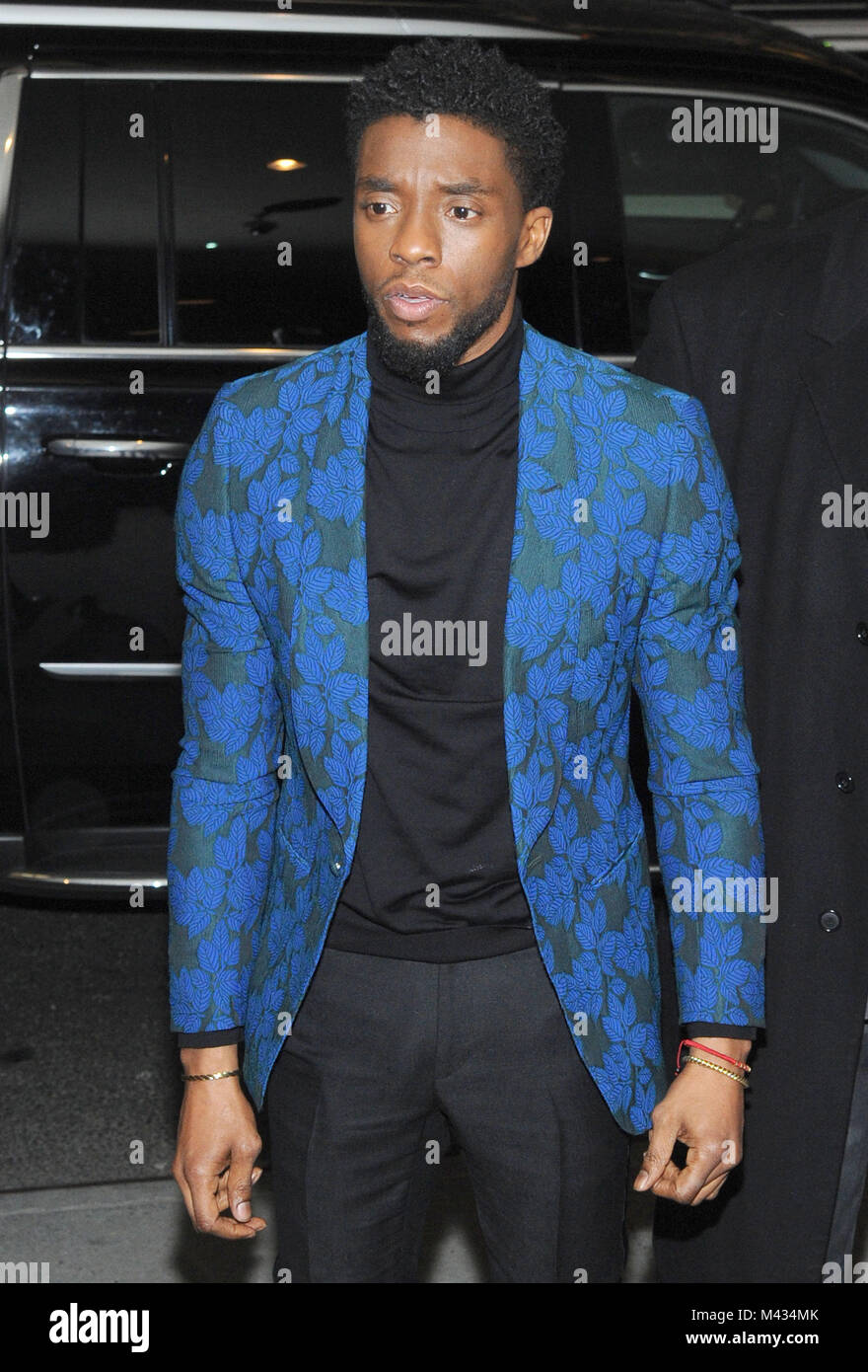 New York, NY, USA. 13 Feb, 2018. Chadwick Boseman beschmutzt außerhalb MoMA auf 53 Street in New York City an der New York Screening der 'Black Panther' am 13. Februar 2018. Quelle: John Palmer/Medien Punch/Alamy leben Nachrichten Stockfoto