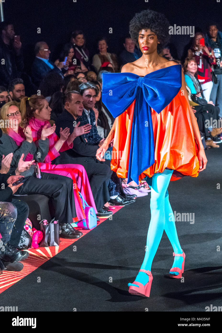 New York, USA, 13. Feb 2018. Modelle gehen Sie die Start- und Landebahn der Herbst-Winter Kollektion 18-19 durch die spanische Designerin Agatha Ruiz de la Prada während der New York Fashion Week zu präsentieren. Foto von Enrique Ufer/Alamy leben Nachrichten Stockfoto