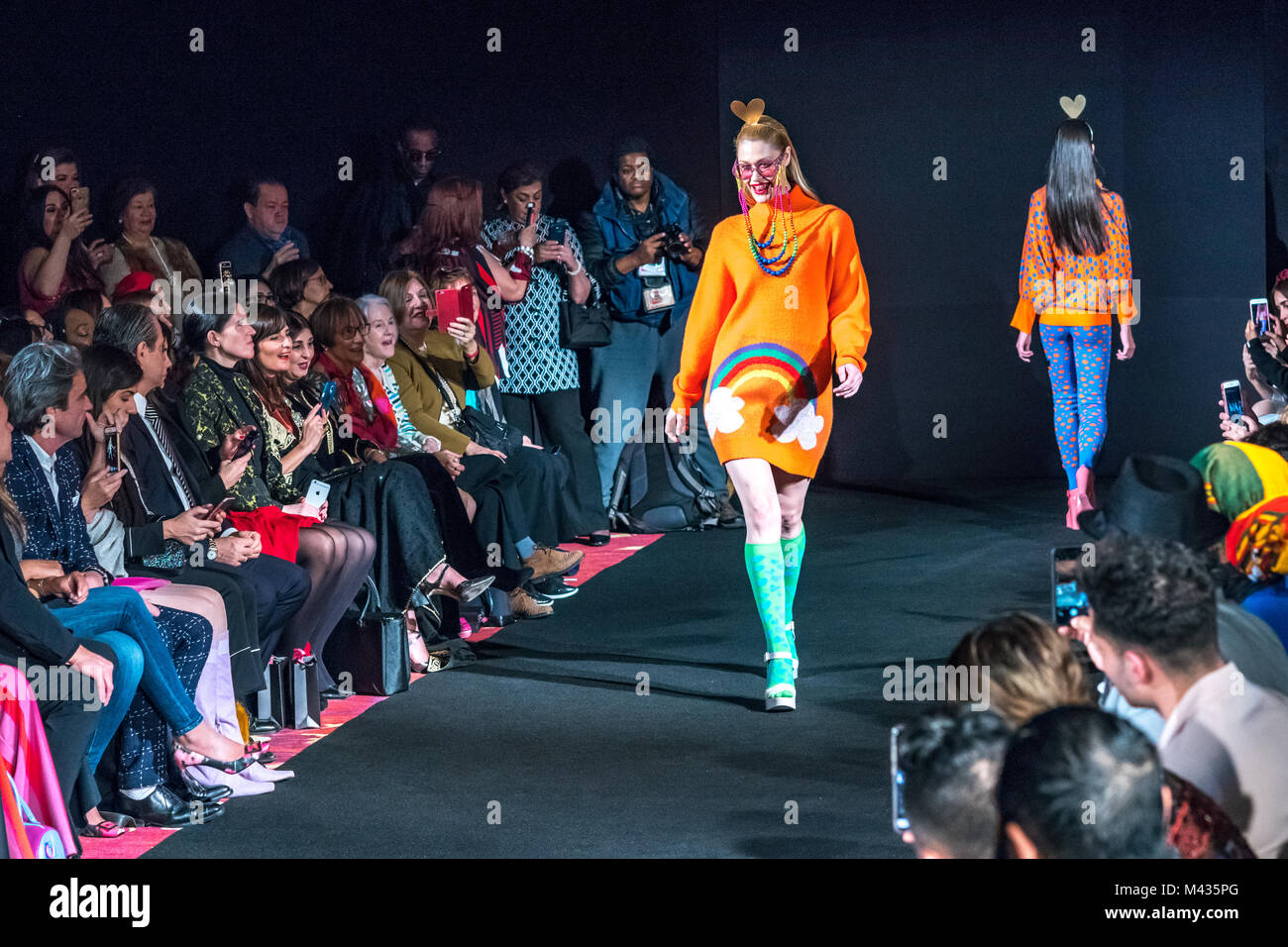 New York, USA, 13. Feb 2018. Modelle gehen Sie die Start- und Landebahn der Herbst-Winter Kollektion 18-19 durch die spanische Designerin Agatha Ruiz de la Prada während der New York Fashion Week zu präsentieren. Foto von Enrique Ufer/Alamy leben Nachrichten Stockfoto