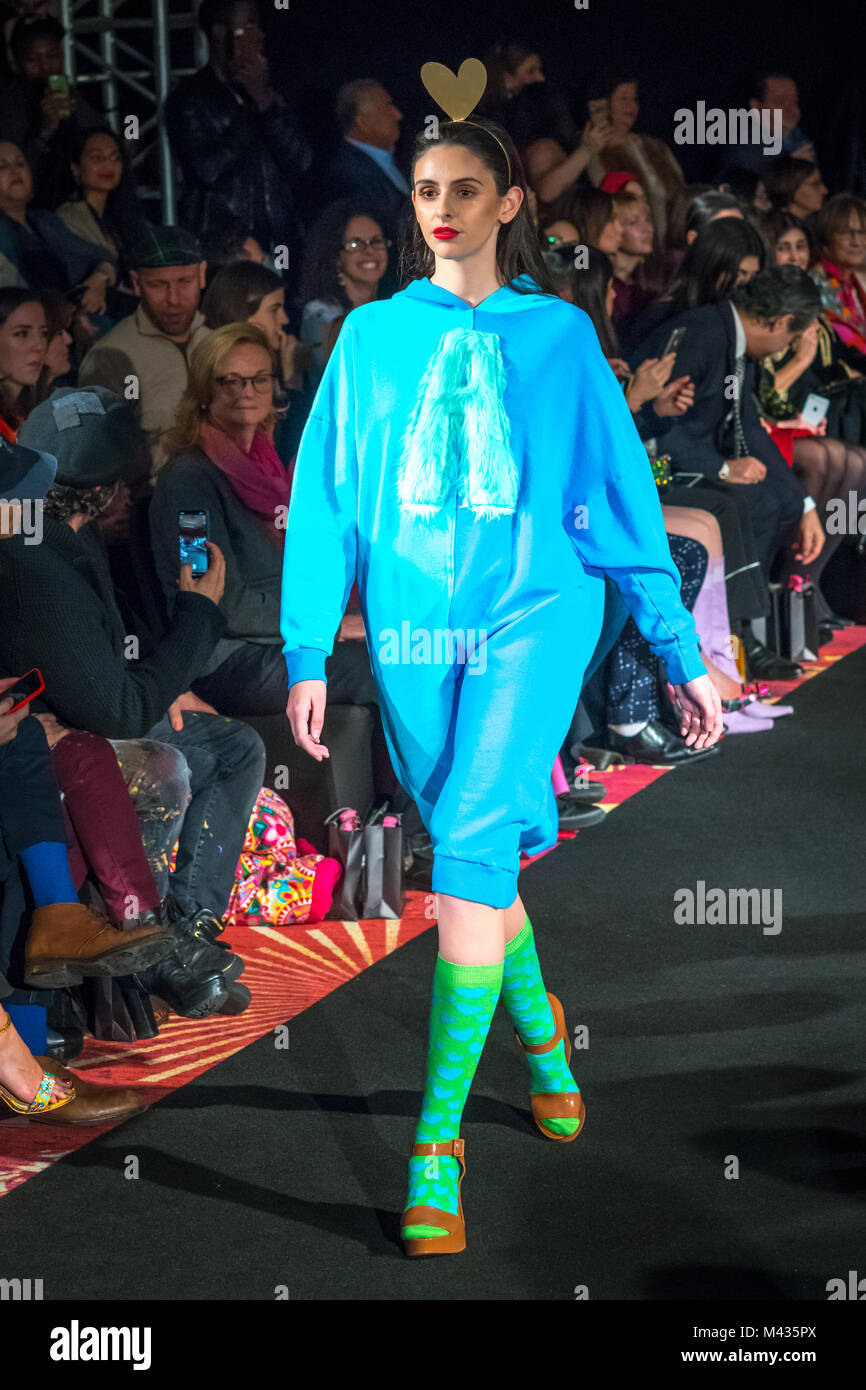 New York, USA, 13. Feb 2018. Modelle gehen Sie die Start- und Landebahn der Herbst-Winter Kollektion 18-19 durch die spanische Designerin Agatha Ruiz de la Prada während der New York Fashion Week zu präsentieren. Foto von Enrique Ufer/Alamy leben Nachrichten Stockfoto