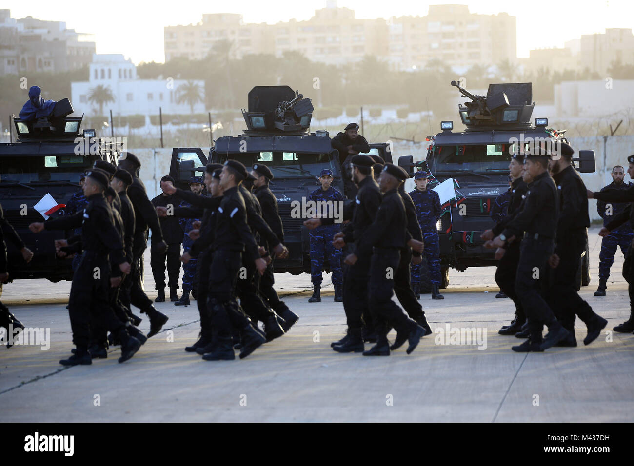 Tripolis, Libyen. 13 Feb, 2018. Auszubildende während der Absolventenfeier in Tripolis, Libyen, am 13.02.2018. Eine Abschlussfeier war hier Dienstag für 400 neue libysche Special forces Mitglieder, die bereitgestellt werden Persönlichkeiten und Institutionen im ganzen Land zu schützen. Credit: Hamza Turkia/Xinhua/Alamy leben Nachrichten Stockfoto