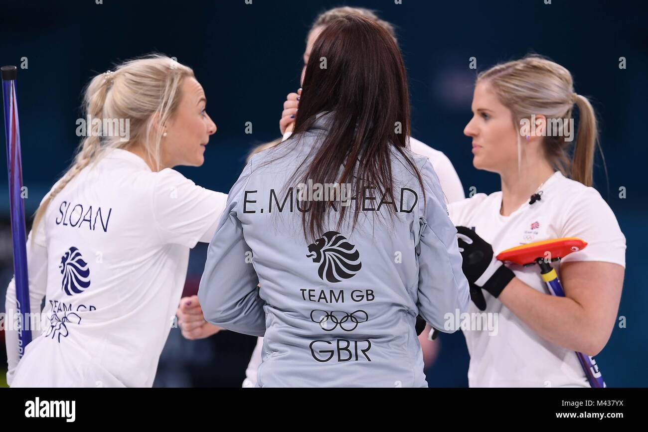 Pyeongchang, Südkorea. 14. Februar, 2018. Die Mädchen Feiern am Ende des Spiels. (L und R) Anna Sloan (GBR), Eve Muirhead (GBR, überspringen) und Vicki Adams (GBR). Der Frauen. Gangneung Curling Center. Gangneung Olympic Park. Pyeongchang 2018 Winter Olympics. Gangneung. Republik Korea. 14/02/2018. Credit: Sport in Bildern/Alamy leben Nachrichten Stockfoto