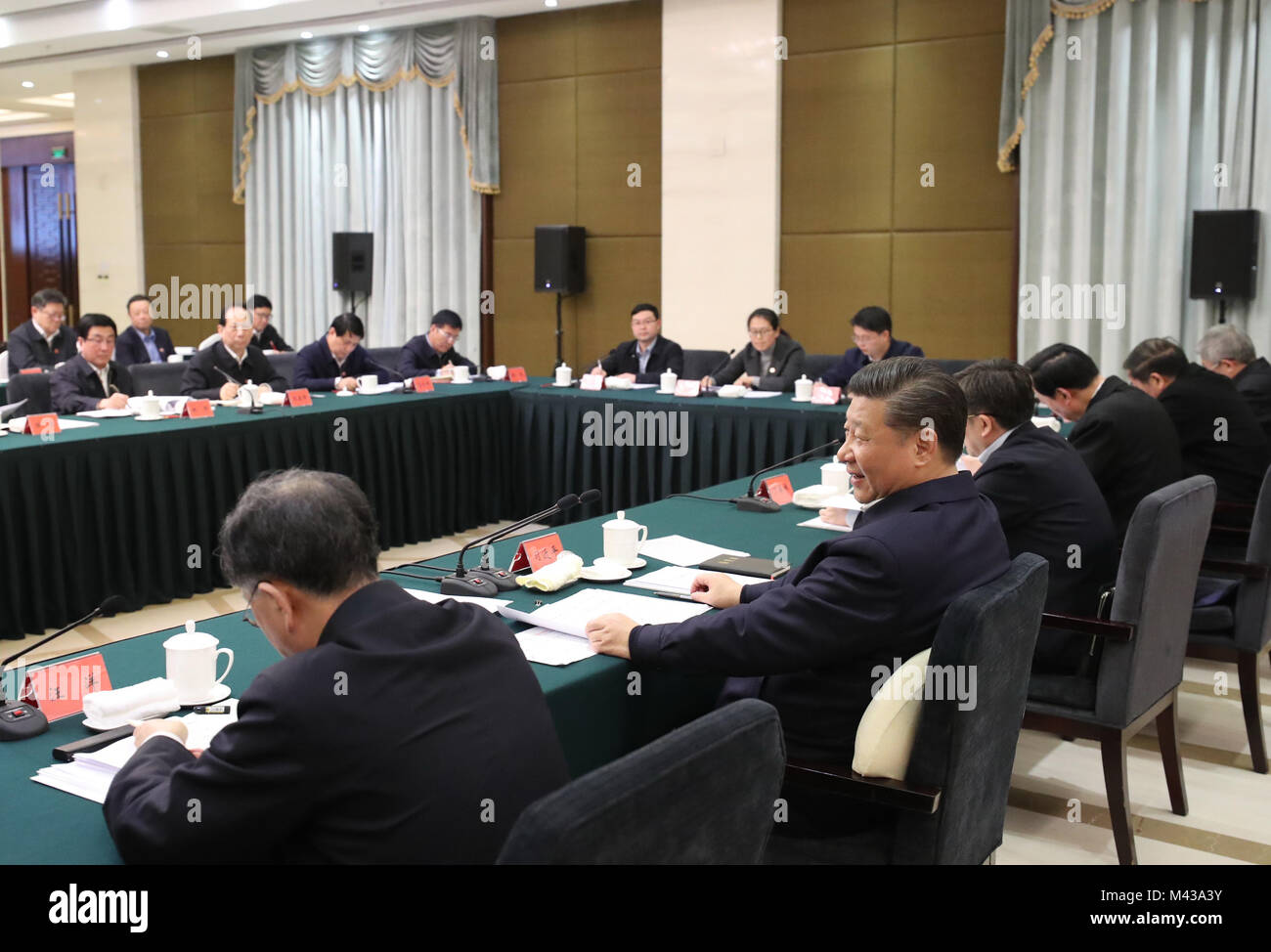 (180214) - CHENGDU, Februar 14, 2018 (Xinhua) - der chinesische Präsident Xi Jinping, auch Generalsekretär der Kommunistischen Partei Chinas und Vorsitzender der Zentralen Militärkommission, Adressen ein Symposium auf die Linderung der Armut in Chengdu, der Hauptstadt der Provinz Sichuan im Südwesten Chinas, Feb.12, 2018. (Xinhua / Ju Peng) (mp) Stockfoto