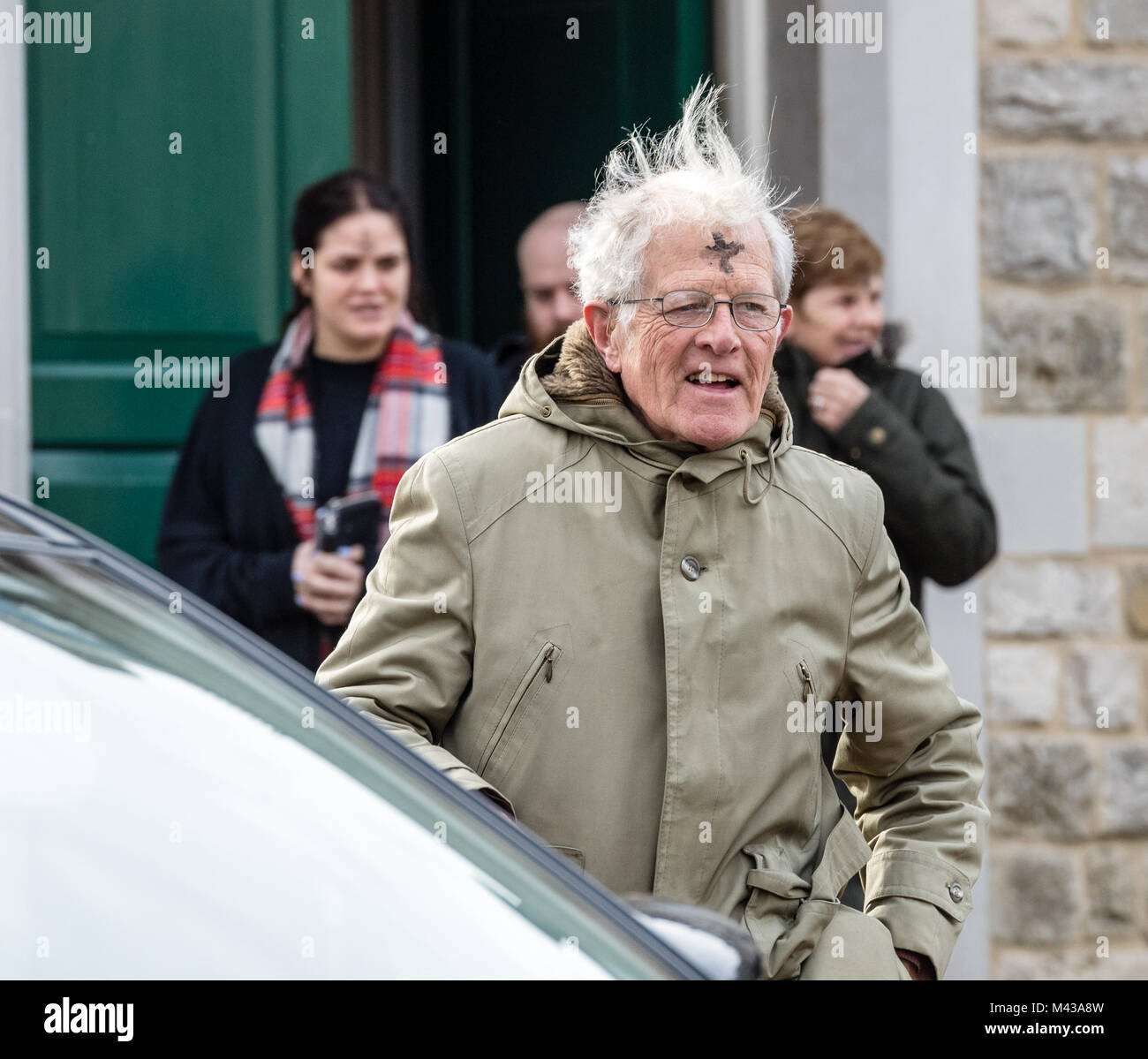 . Anbeter Brentwood an der Römisch-katholischen Kathedrale mit einem Aschenkreuz auf der Stirn bis Aschermittwoch ist der erste Tag der Fastenzeit im christlichen Kalender Credit Marke: Ian Davidson/Alamy leben Nachrichten Stockfoto