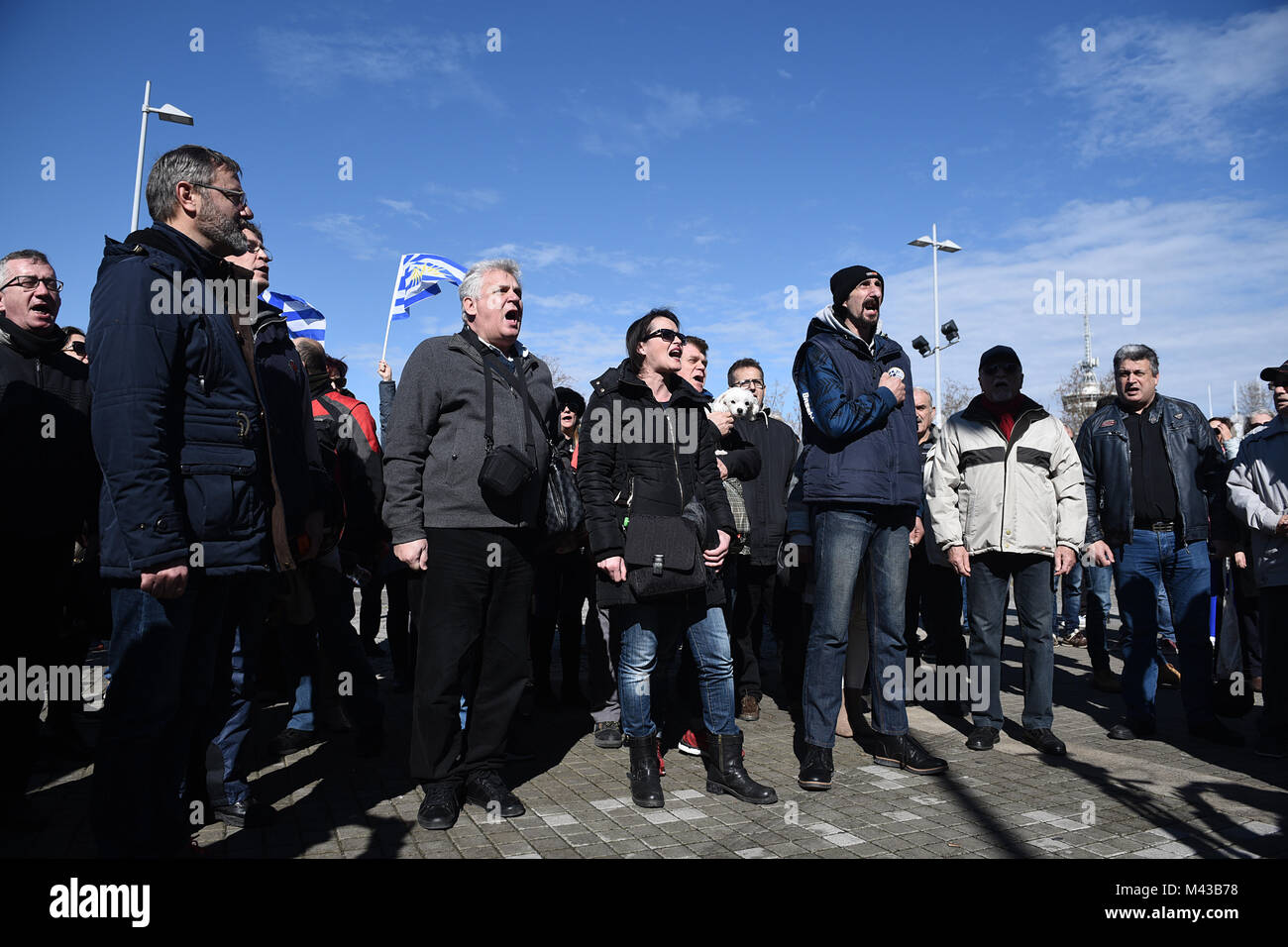 Thessaloniki, Griechenland. 14 Feb, 2018. Menschen singen die griechische Nationalhymne während eines Protestes außerhalb der Stadt Halle. Eine Gruppe von Menschen demonstriert vor dem Rathaus gegen die jüngsten Äußerungen von Thessaloniki Bürgermeister Yannis Boutaris, über die Mazedonien Naming Dispute und die Verwendung des Namens 'Mazedonien''. Die Demonstranten fordern den Rücktritt von boutaris. Die Mazedonien naming Dispute ist ein politischer Streit um die Verwendung des Namens "'Mazedonien'' zwischen Griechenland und den benachbarten Republik Mazedonien. Credit: Giannis Papanikos/ZUMA Draht/Alamy leben Nachrichten Stockfoto