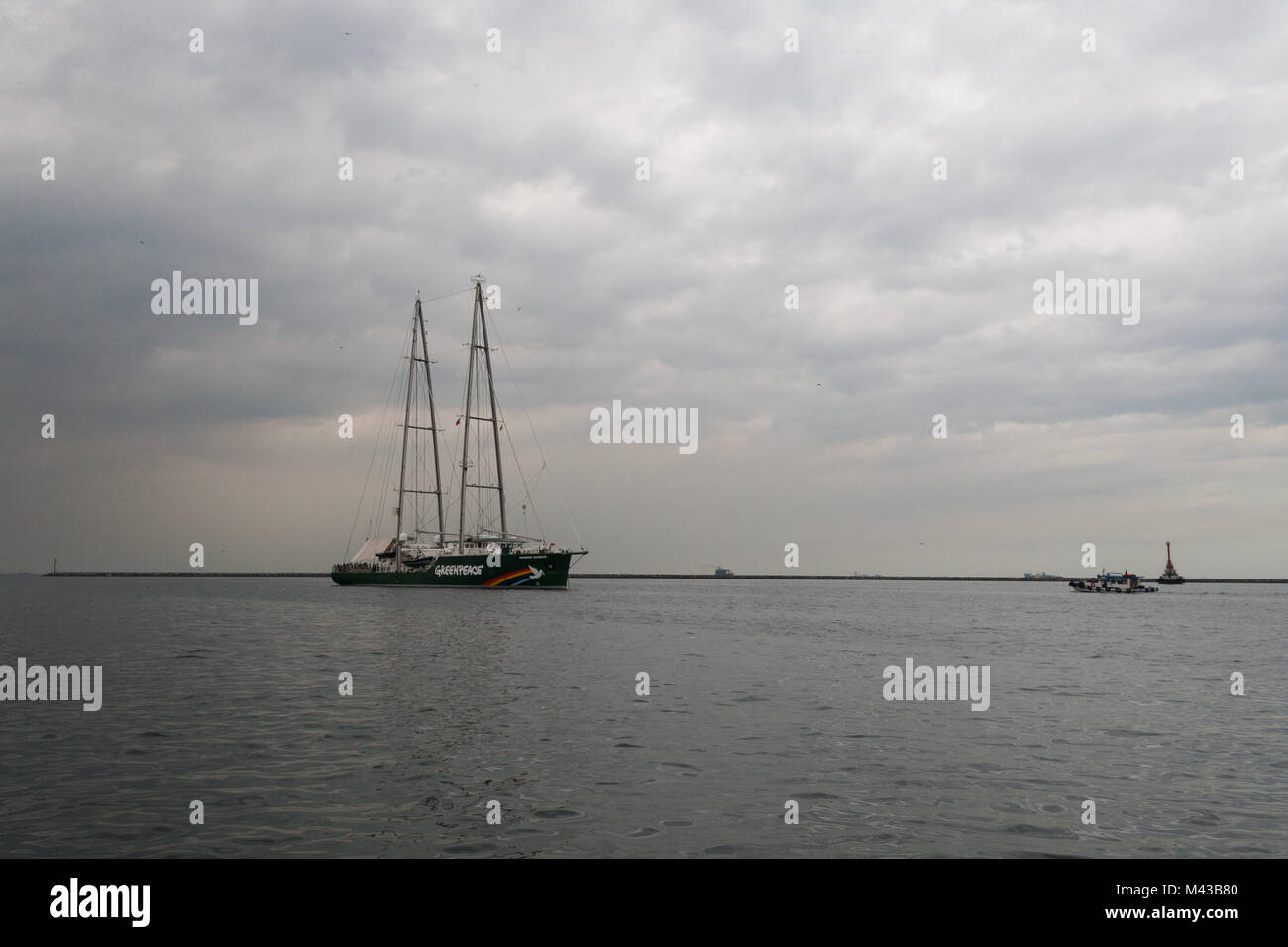 Manila, Philippinen. 14 Feb, 2018. Die Besatzung und die freiwilligen Helfer der Rainbow Warrior war mit einem willkommen geheißen, wie sie Manila für Klimagerechtigkeit zu rufen und den Schutz der Umwelt. Als Teil der asiatischen Tour, das Greenpeace Schiff wird auch Dock auf der Visayan Insel Guimaras, und die Stadt von Tacloban vor der überschrift nach Indonesien, Singapur, Malaysia und Thailand. Credit: J Gerard Seguia/ZUMA Draht/Alamy leben Nachrichten Stockfoto