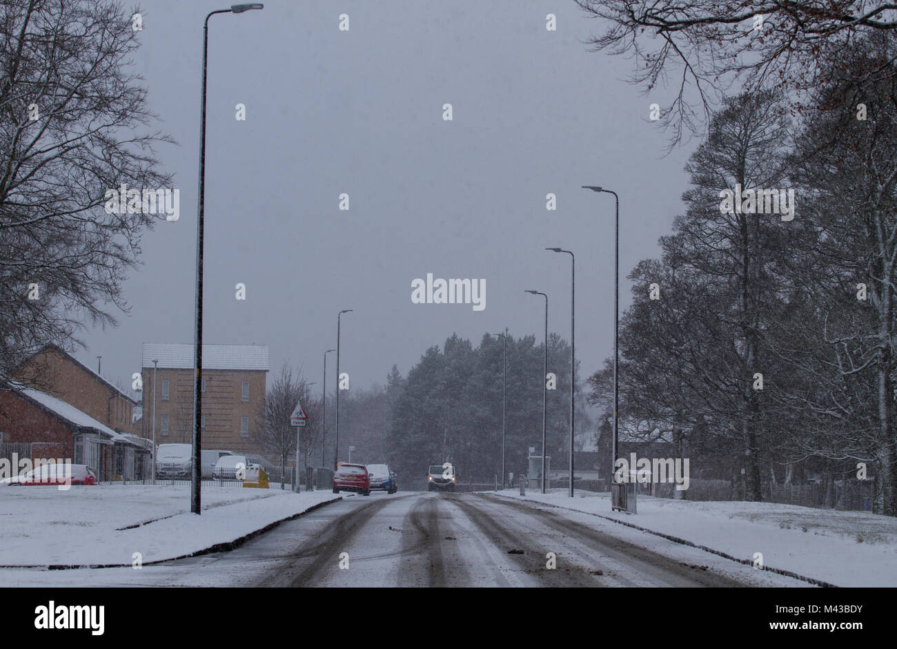 Dundee, Schottland, Großbritannien. 14. Februar, 2018. UK Wetter: im Norden und Osten Schottland mit Temperaturen nahe dem Gefrierpunkt. Die Autofahrer fahren mit Sorgfalt in der winterlichen Bedingungen um Arldler Dorf in Dundee, Großbritannien. Credits: Dundee Photographics/Alamy leben Nachrichten Stockfoto