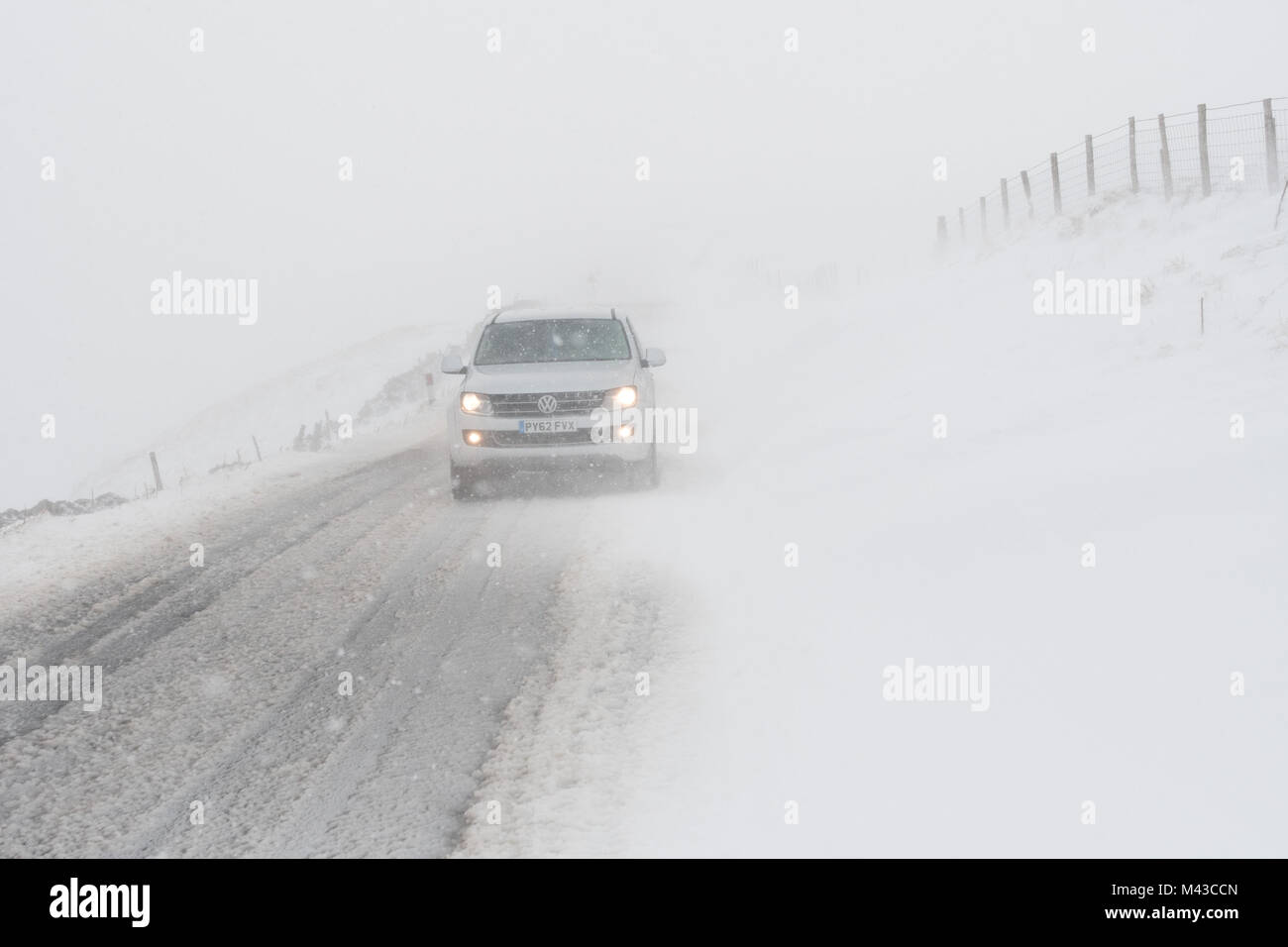 Hawes und Kettlewell, Großbritannien. 14. Februar, 2018. Blizzard Bedingungen auf die Flotte Moos Straße zwischen Hawes und Kettlewell, die höchste Straße in Yorkshire, wie der Winter biss fort. Credit: Wayne HUTCHINSON/Alamy leben Nachrichten Stockfoto