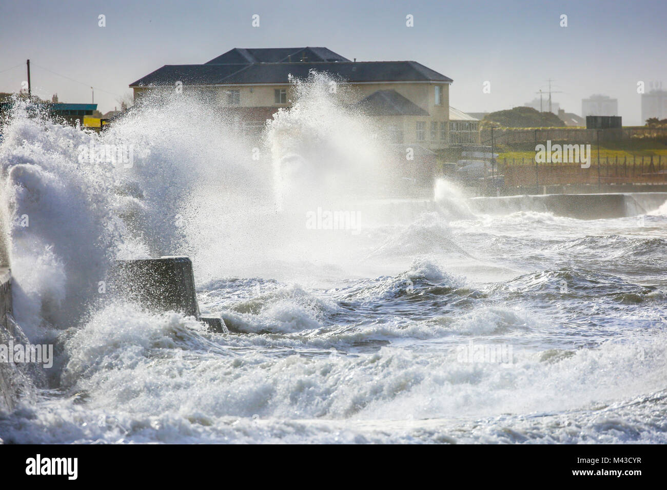 Prestwick, Ayrshire, UK. 14. Februar, 2018. Starke Stürme verursachen hohe See und Wellen und Promenade Überschwemmungen in der Nähe von Prestwick Sailing Club. Wettervorhersage warnen vor mehr Wetter in den nächsten Tagen zu kommen. Credit: Findlay/Alamy leben Nachrichten Stockfoto